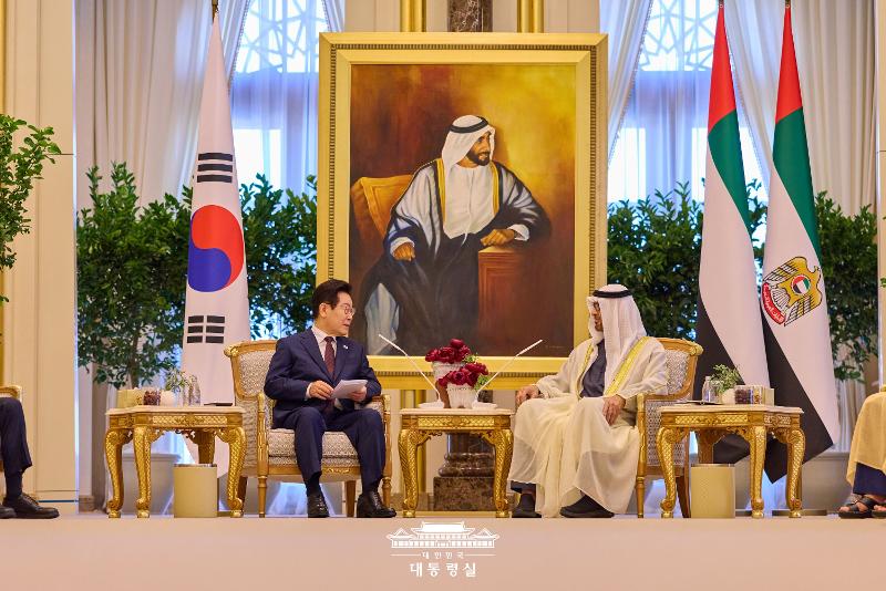 Presiden Lee Jae Myung (kiri) bertemu dengan Presiden UAE, Mohamed bin Zayed Al Nahyan, pada tanggal 18 November 2025 (waktu setempat) di Qasr Al Watan, Abu Dhabi, UAE. (Cheong Wa Dae)