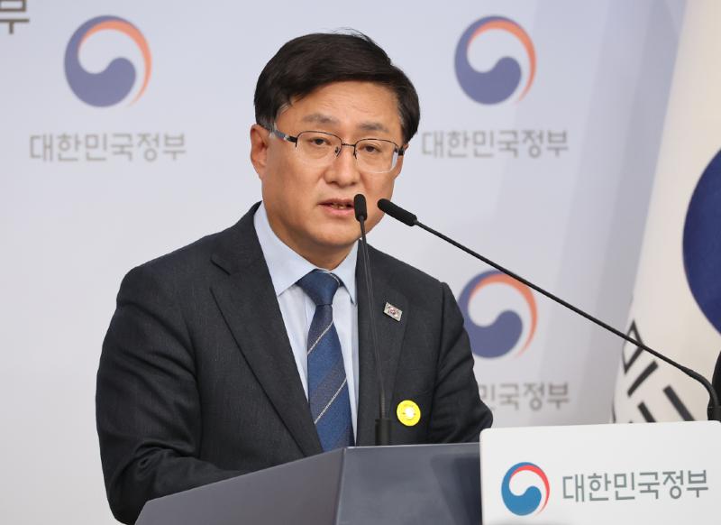 Menteri Iklim, Energi, dan Lingkungan, Kim Sungwhan, mengumumkan Rencana Pendorong Transisi Energi Besar pada tanggal 6 April 2026 di Kompleks Pemerintah Seoul, Jongno-gu, Seoul. (Yonhap News)