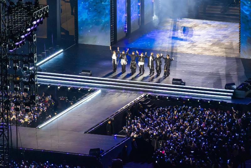 BTS tampil dalam konser BTS Comeback Live: Arirang di Alun-alun Gwanghwamun pada tanggal 21 Maret 2026. (BIGHIT MUSIC dan Netflix)