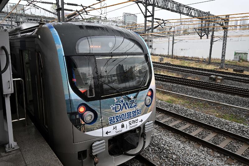 Pada tanggal 10 April 2026 DMZ Peace Link Train yang kembali beroperasi terlihat memasuki Stasiun Seoul. (Yonhap News)