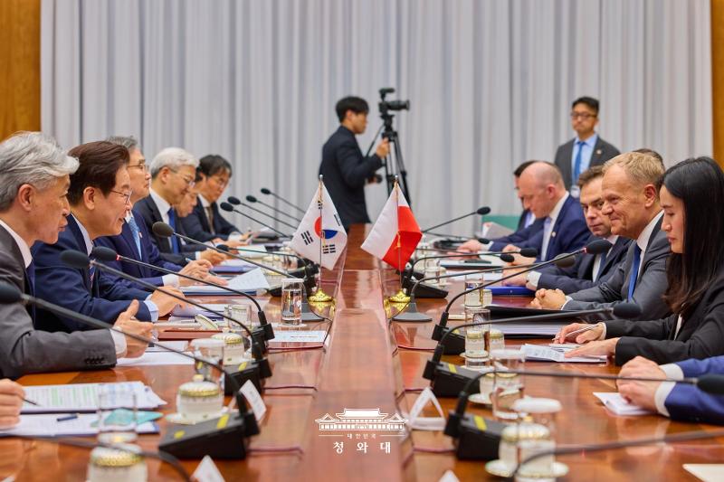 Presiden Lee Jae Myung menggelar pertemuan puncak dengan Perdana Menteri Polandia Donald Tusk di Cheong Wa Dae pada tanggal 13 April 2026. (Cheong Wa Dae)