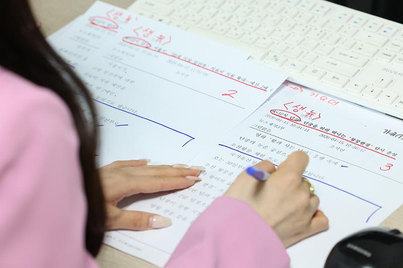 Penyiar Roh Heeji tengah memeriksa naskah menjelang siaran langsung berita.