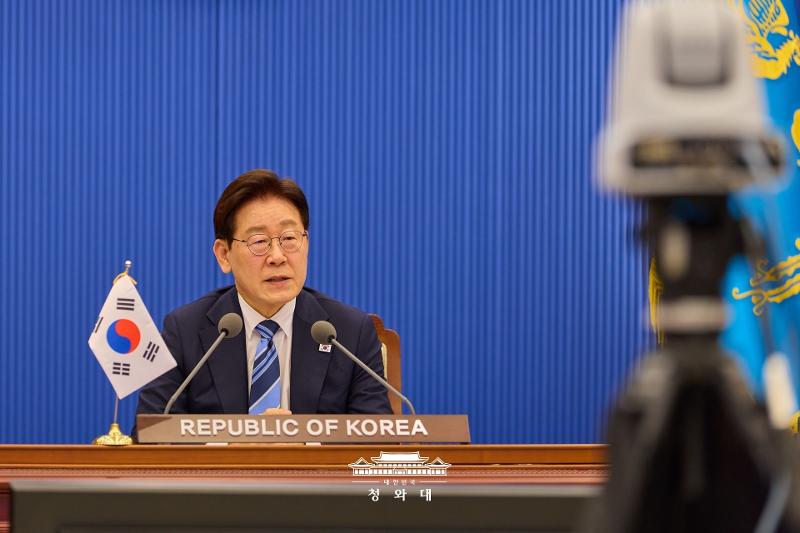 Presiden Lee Jae Myung pada tanggal 17 April 2026 terlihat sedang mengikuti konferensi tingkat tinggi virtual bertajuk Inisiatif Kebebasan Pelayaran Maritim di Selat Hormuz yang dipimpin oleh Prancis dan Inggris dari Cheong Wa Dae. (Cheong Wa Dae)