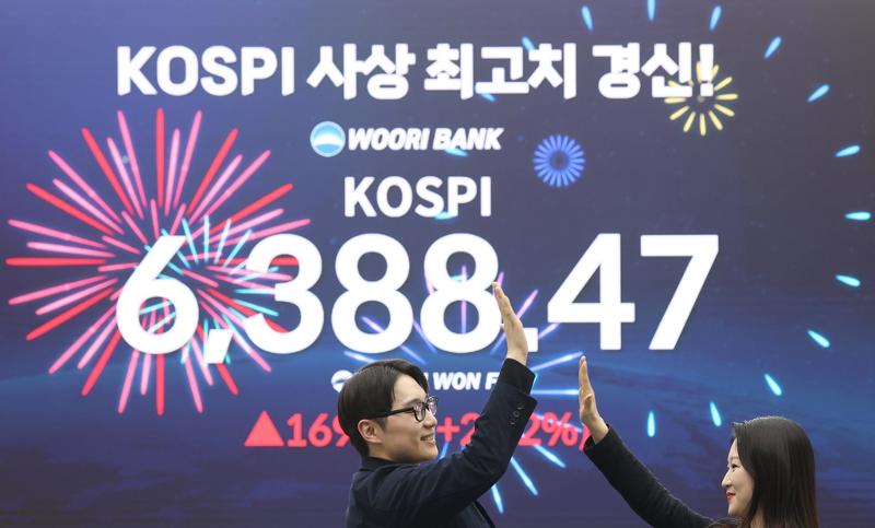 Papan indikator di ruang dealing kantor pusat Woori Bank di Jung-gu, Seoul, pada tanggal 21 April 2026, menunjukkan KOSPI yang ditutup pada rekor tertinggi sepanjang masa di level 6.388,47 poin. (Yonhap News)