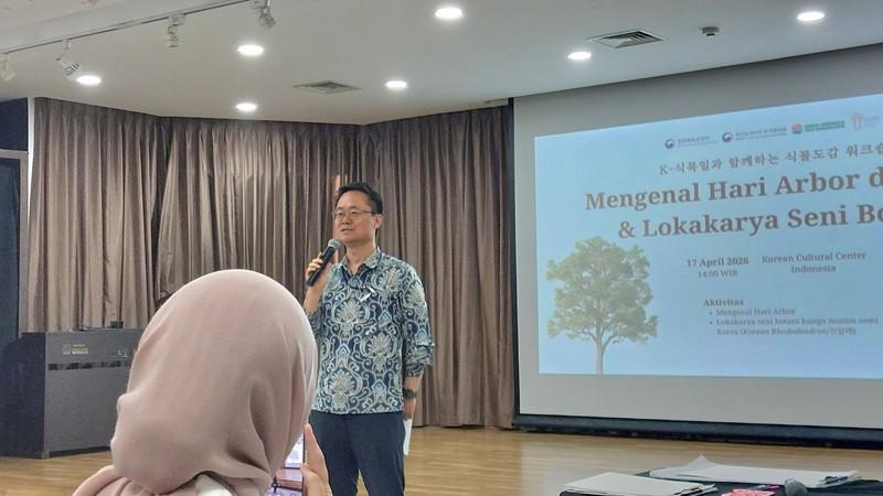 Potret Direktur Korean Cultural Center Indonesia, Lee Sang Jun, memberikan kata sambutan kepada para peserta acara Mengenal Hari Arbor di Korea & Lokakarya Seni Botani. 