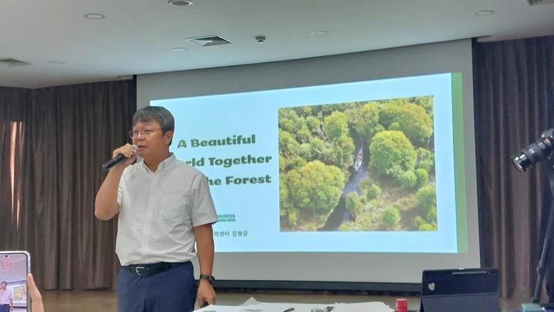 Potret Kim Hyoung Gyun, Project Manager dari Korea-Indonesia Forest Cooperation Center (KIFC) yang memaparkan tentang Hari Arbor kepada para peserta. 