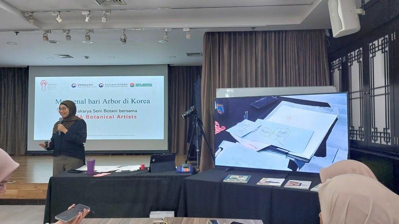 Tim Indonesian Society of Botanical Artists (IDSBA) memandu lokakarya mewarnai gambar bunga musim semi Korea bernama jindallae. 