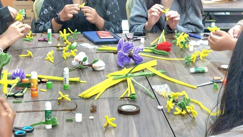 Selain mengikuti lokakarya mewarnai bersama IDSBA, peserta juga dapat membuat prakarya bunga musim semi Korea.  