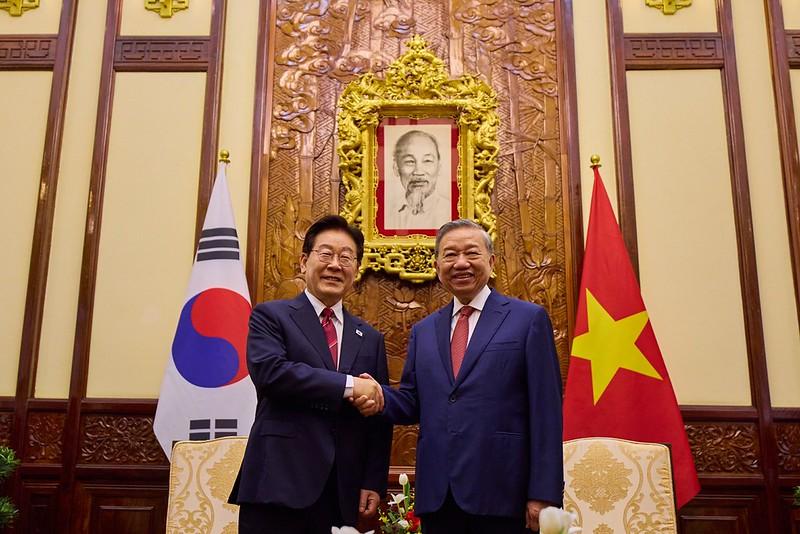 Presiden Lee Jae Myung (kiri) dan Sekretaris Jenderal Partai Komunis Vietnam sekaligus Presiden, To Lam, terlihat sedang berjabat tangan usai konferensi pers bersama di Istana Kepresidenan Hanoi pada tanggal 22 April 2026 (waktu setempat). (Cheong Wa Dae)