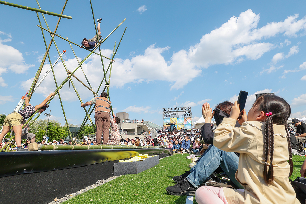 Seorang anak terlihat sedang merekam pertunjukan akrobat dengan ponsel di Festival Sirkus Seoul yang digelar di Nodeulseom, Yongsan-gu, Seoul, pada tanggal 4 Mei 2026, sehari menjelang Hari Anak. (Lee Jeong Woo)
