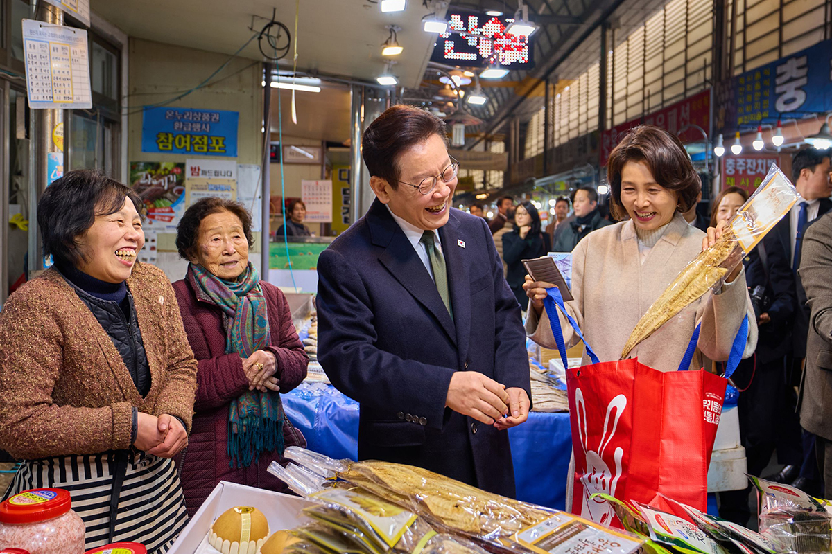 Presiden Lee Jae Myung bersama Ibu Negara Kim Hea Kyung membeli perlengkapan ritual leluhur sambil memantau harga kebutuhan pokok saat mengunjungi Pasar Muhak di Chungju, Provinsi Chungcheongbuk, pada tanggal 11 Februari 2026. (Cheong Wa Dae)