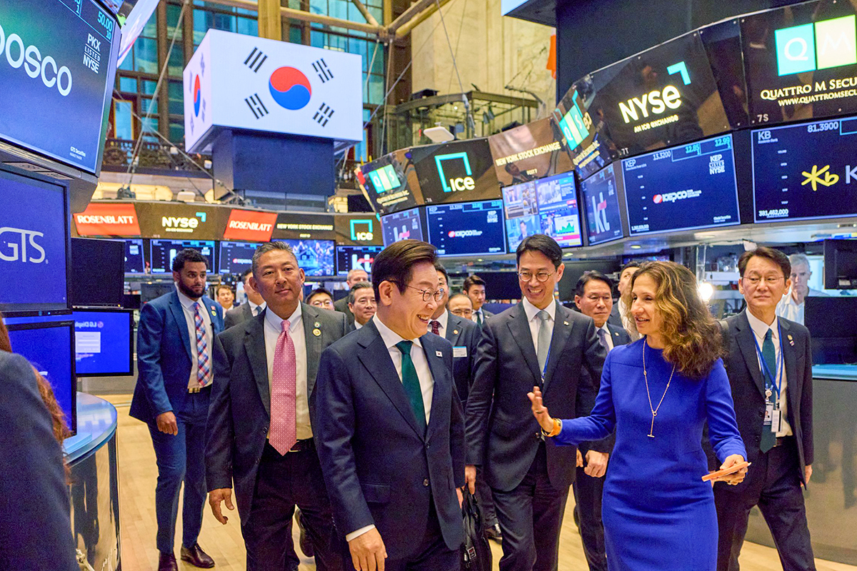 Presiden Lee Jae Myung berbincang dengan sejumlah pejabat saat mengunjungi Bursa Efek New York di Amerika Serikat pada tanggal 25 September 2025. (Cheong Wa Dae)