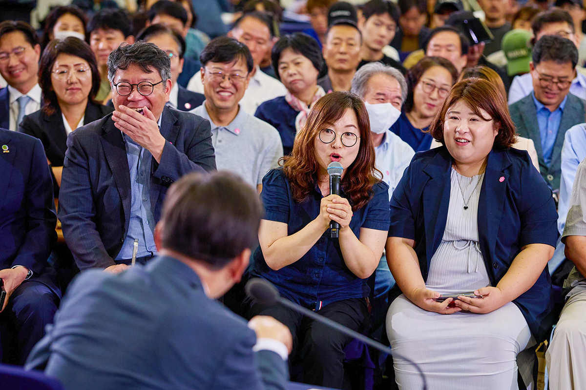 Presiden Lee Jae Myung mendengarkan pernyataan seorang warga dalam acara Mendengar dari Chungcheong, Town Hall Meeting Chungcheong yang digelar pada tanggal 4 Juli 2025. (Cheong Wa Dae)