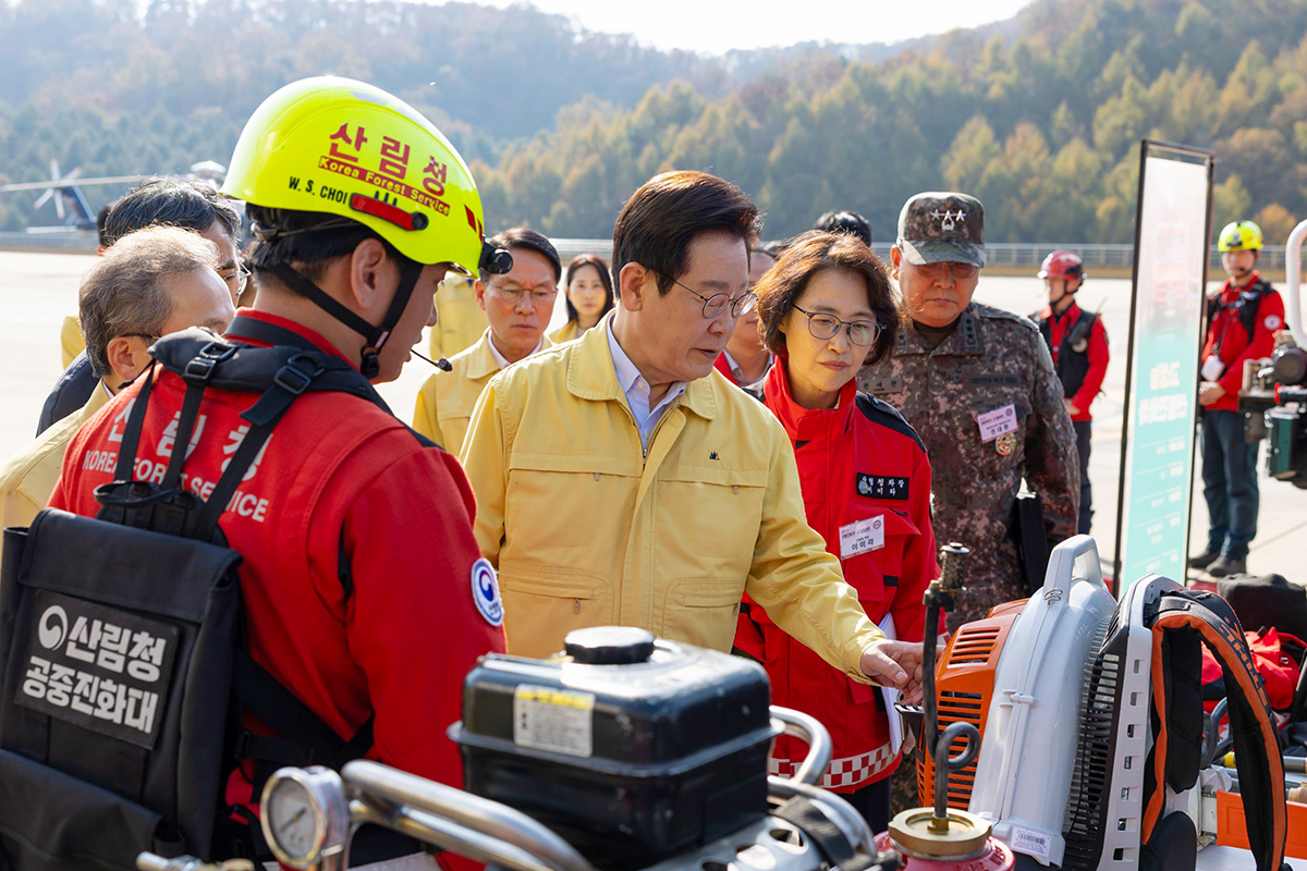 Presiden Lee Jae Myung memeriksa peralatan saat menghadiri Latihan Gabungan Penanggulangan Kebakaran Hutan 2025 sipil-militer pada tanggal 6 November 2025. (Cheong Wa Dae) 