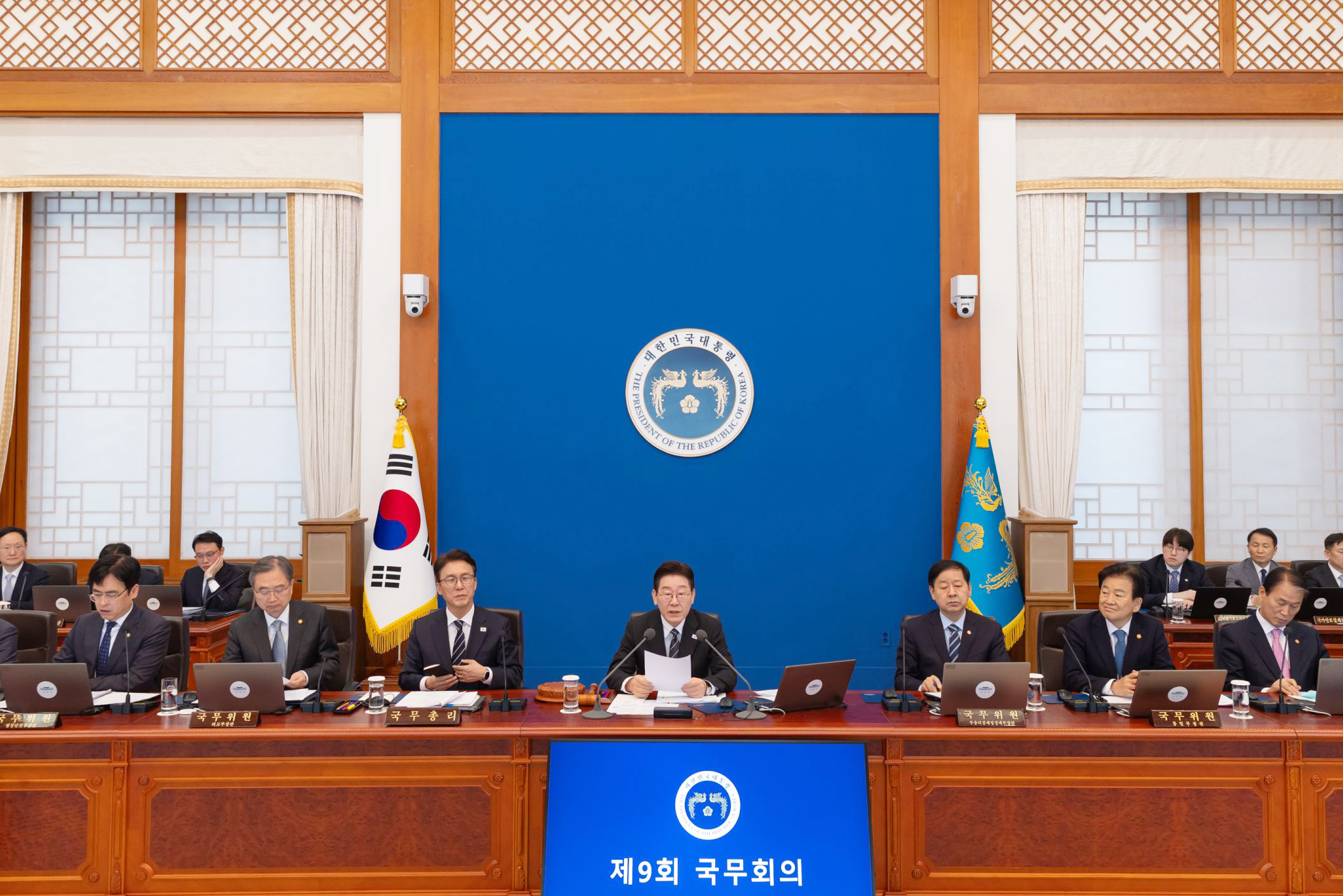 Presiden Lee Jae Myung berbicara dalam rapat kabinet ke-9 yang digelar di Cheong Wa Dae pada tanggal 10 Maret 2026 dan disiarkan secara langsung. (Cheong Wa Dae)