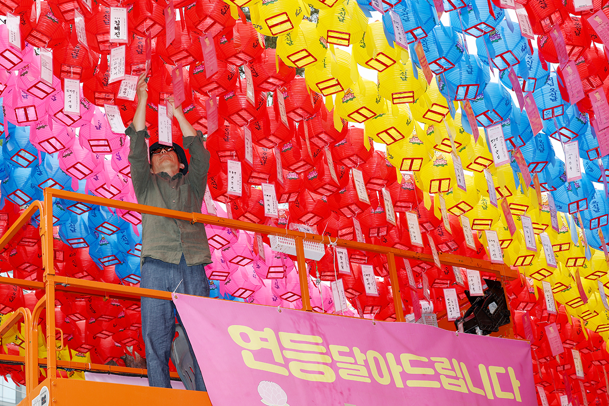 Menjelang Yeondeunghoe, festival lentera tradisional untuk memperingati Hari Raya Waisak, seorang petugas terlihat sedang memasang lentera warna-warni yang memuat harapan warga di Kuil Jogyesa, Seoul, pada tanggal 11 Mei 2026. (Lee Jeong Woo)