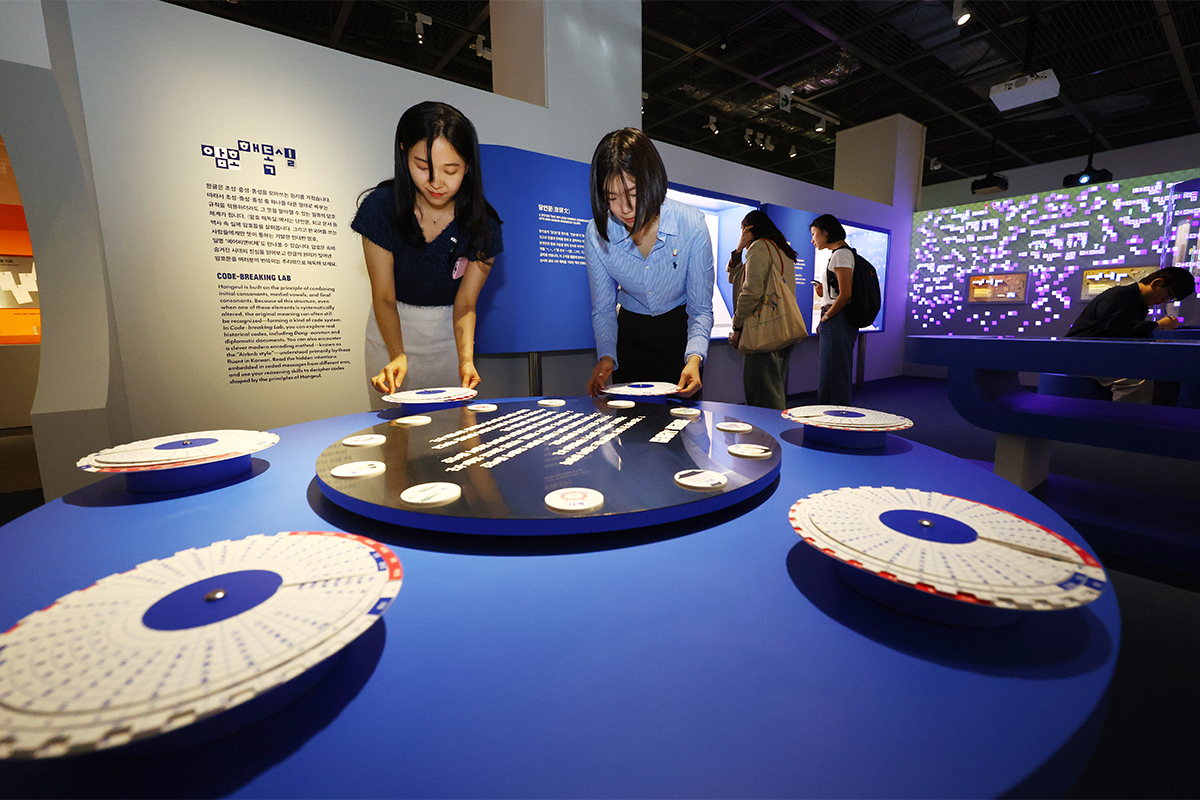 Para pengunjung memperhatikan beragam barang pameran dalam sesi penjelasan pameran khusus bertajuk Menikmati Kegembiraan Bermain dengan Hangeul yang digelar pada tanggal 12 Mei 2026 di Museum Rakyat Korea, Jongno-gu, Seoul. Pameran tersebut digelar melalui kerja sama dengan Museum Hangeul Nasional untuk memperingati 100 tahun Hari Hangeul. (Yonhap News)