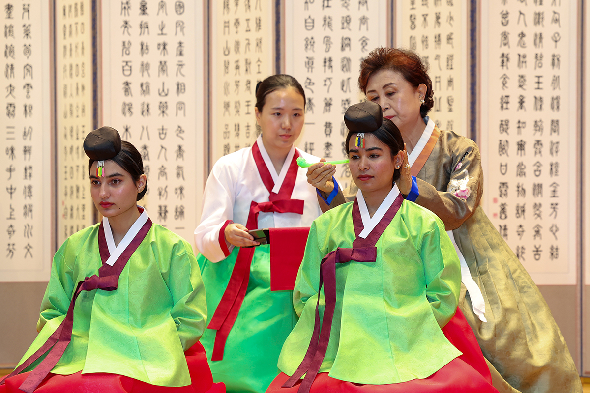 Dua orang mahasiswa internasional terlihat sedang mengikuti Upacara Kedewasaan Tradisional Korea (seongnyeonrye) yang digelar pada tanggal 18 Mei 2026 di Universitas Eulji, Kota Seongnam, Provinsi Gyeonggi. 
