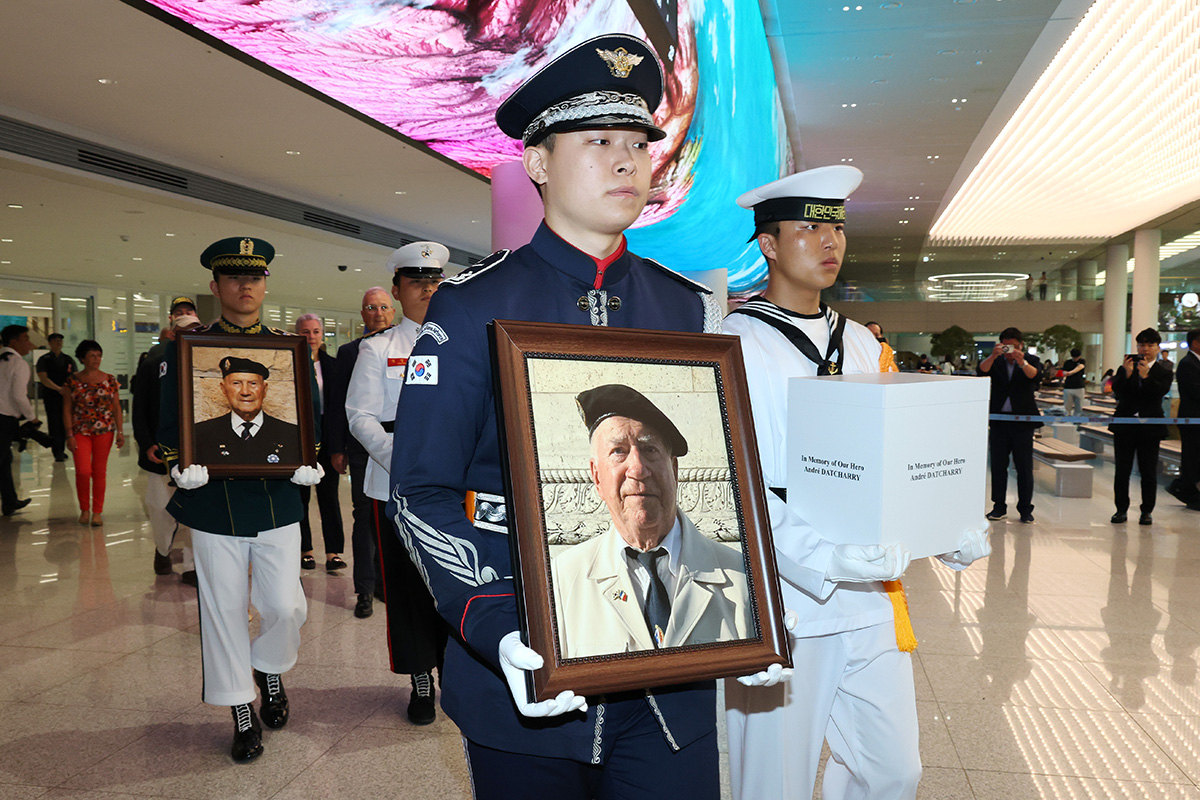 Jenazah para veteran tentara PBB (Perserikatan Bangsa-bangsa) asal Prancis yang turut serta dalam Perang Korea (1950-1953) kembali ke pangkuan Korea melalui Banada Internasional Incheon pada tanggal 26 Mei 2026. (Yonhap News)