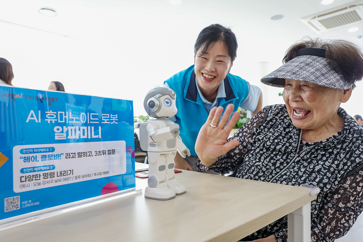 Seorang warga lansia terllihat berbincang dengan Alpha Mini yang merupakan robot humanoid berbasis kecerdasan buatan pada tanggal 28 Mei 2026 di Pusat Pembelajaran Digital AI Pusat Kesejahteraan Lansia Gomdallae, Gangseo-gu, Seoul.  
