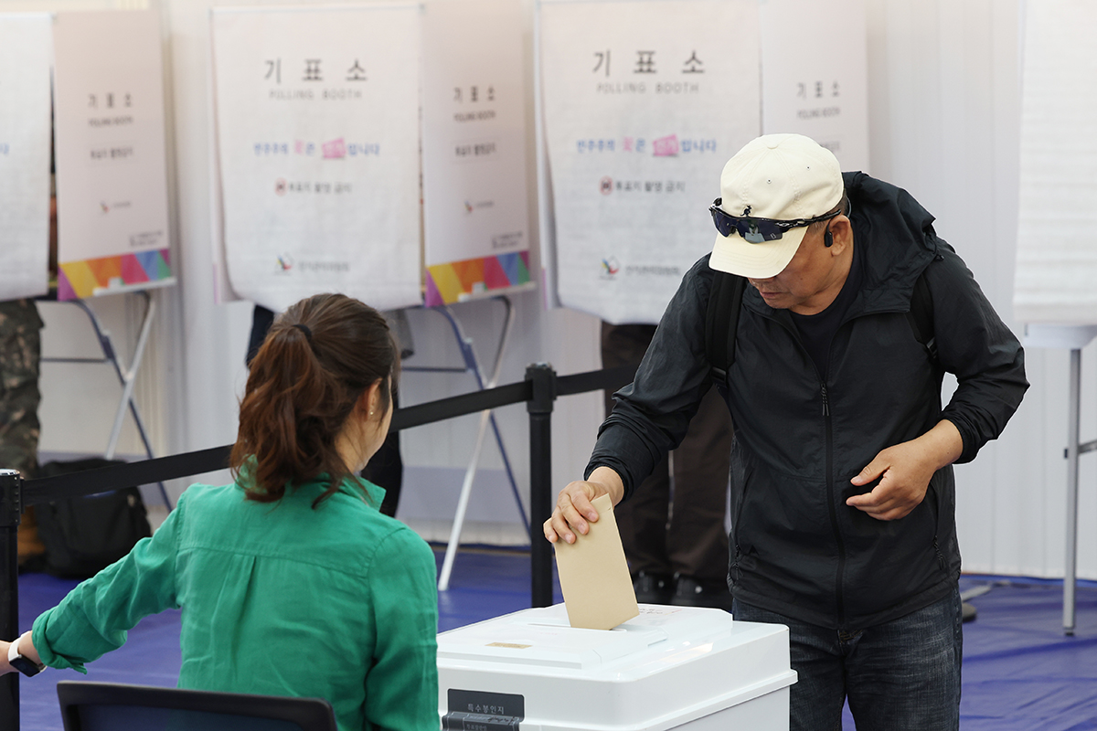 Pada tanggal 29 Mei 2026, hari pertama pemungutan suara awal untuk Pemilihan Umum Lokal ke-9, seorang pemilih terlihat sedang memberikan suara di tempat pemungutan suara awal di Kantor Komunitas Ichon 1-dong, Yongsan-gu, Seoul. (Lee Jeong Woo)