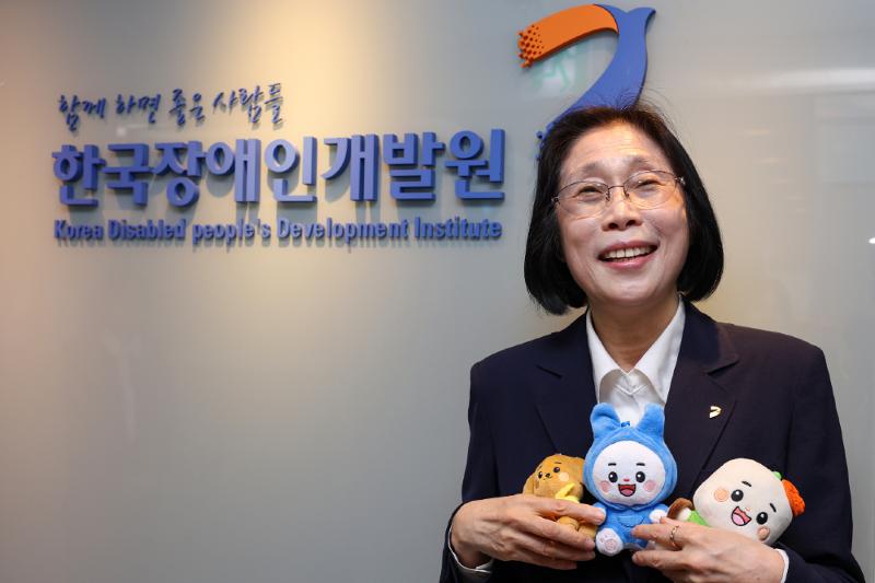 Presiden Korea Disability Policy Development Institute, Lee Kyoung Hae, dalam wawancara di Eroom Center, Yeongdeungpo-gu, Seoul, pada tanggal 29 April 2026, menyatakan bahwa pengesahan Undang-Undang Jaminan Hak Penyandang Disabilitas akan mempercepat realisasi agenda pemerintah terkait kesejahteraan penyandang disabilitas berbasis kebutuhan individu. Dalam foto, Lee berpose sambil memegang maskot lembaga tersebut.