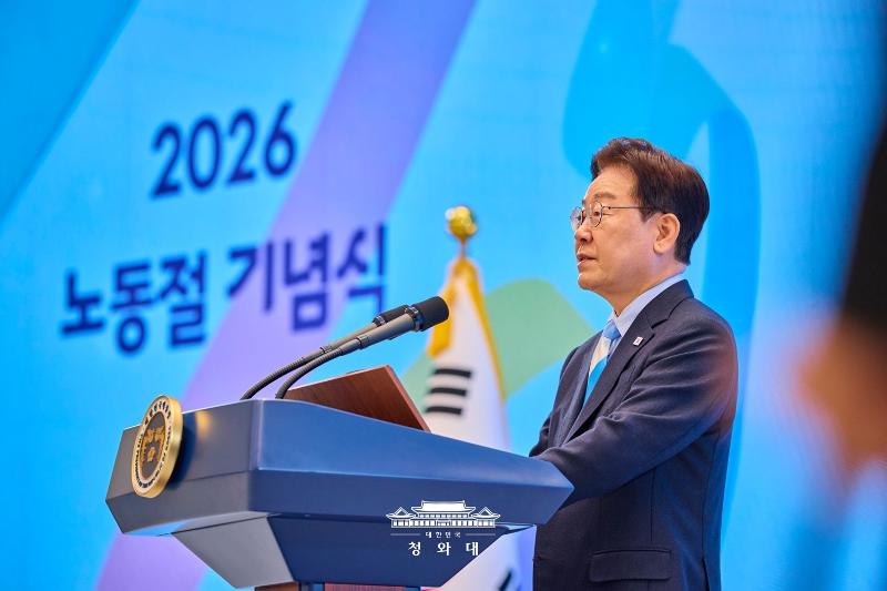 Presiden Lee Jae Myung terlihat sedang menyampaikan pidato peringatan pada acara Hari Buruh yang digelar di Aula Tamu Negara Cheong Wa Dae pada tanggal 1 Mei 2026. (Cheong Wa Dae)