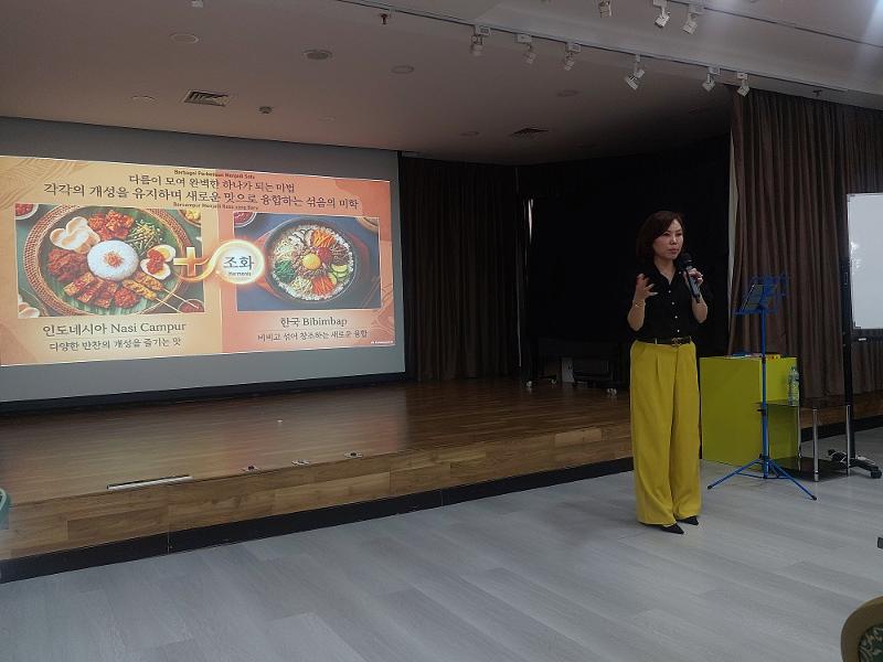 Jo Eun Suk menjelaskan perbandingan cara makan orang Korea dengan Indonesia dalam Seri Kuliah Khusus Bahasa dan Budaya Korea KCCI pada hari Kamis (23/04/2026) di Jakarta. 