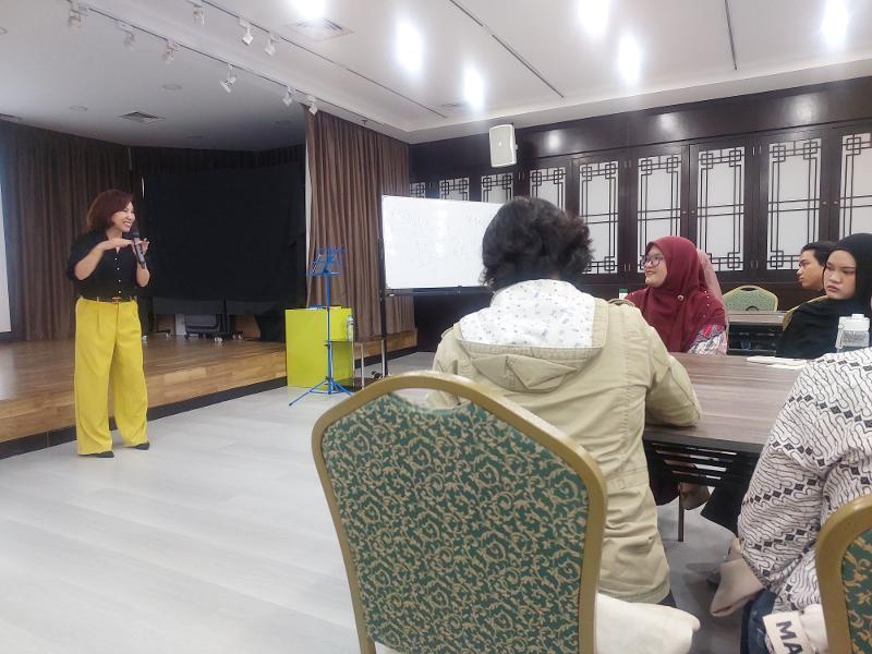 Para peserta menyimak penjelasan Jo Eun Suk dalam Seri Kuliah Khusus Bahasa dan Budaya Korea KCCI pada hari Kamis (23/04/2026) di Jakarta.  