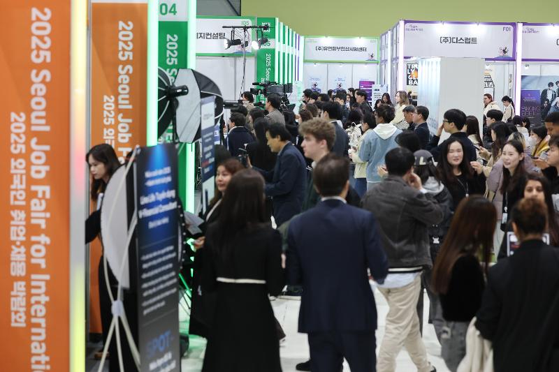 Menurut Buletin Tren Ketenagakerjaan no. 2 tahun 2026, jumlah penduduk asing berusia di atas 15 tahun yang bekerja di Korea mencapai 1,1 juta orang per Mei 2025. Foto di atas menunjukkan para pencari kerja pada Bursa Kerja Penduduk Asing tahun 2025 yang digelar pada tanggal 20 November 2025 di SETEC, Gangnam-gu, Kota Seoul. (Yonhap News)
