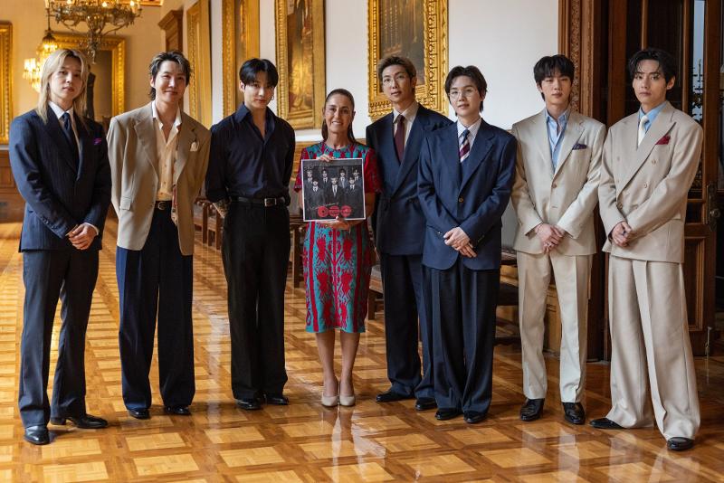 BTS dan Presiden Meksiko, Claudia Sheinbaum Pardo (tengah) berfoto bersama pada tanggal 6 Mei 2026 (waktu setempat) di Istana Nasional, Kota Meksiko. 