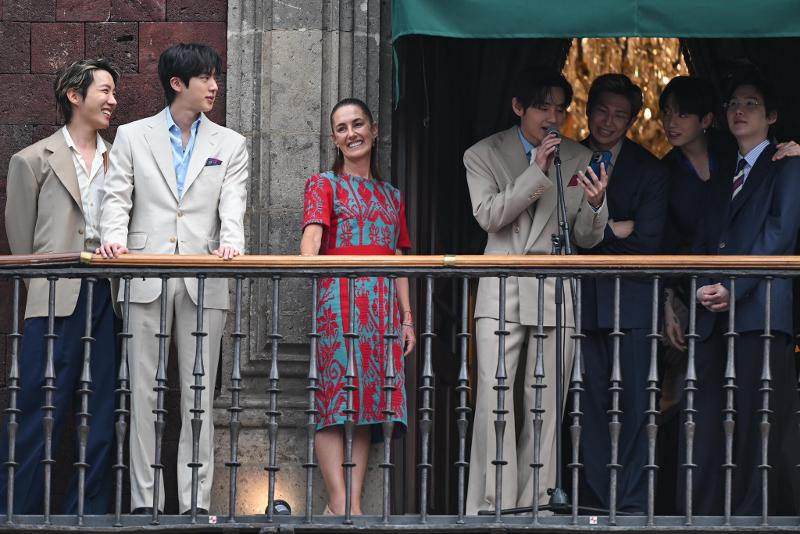 BTS dan Presiden Meksiko, Claudia Sheinbaum Pardo (ketiga dari kiri), menyapa para penggemar pada tanggal 6 Mei 2026 (waktu setempat) dari balkon Istana Nasional, Kota Meksiko.  