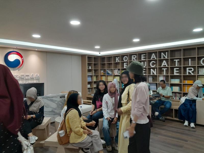 Pengunjung sedang menunggu antrian konsultasi dengan perwakilan universitas Indonesia Korean Education Fair 2026 di ruang tunggu yang disediakan Korean Education Center Indonesia. 