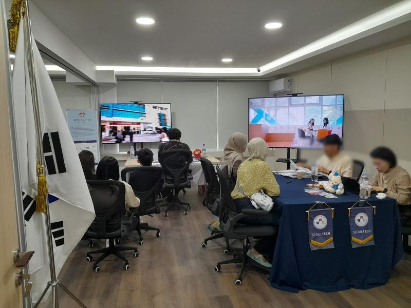 Melalui Indonesia Korean Education Fair 2026, pengunjung dapat berkonsultasi langsung dengan perwakilan universitas tentang studi di Korea. Keempat universitas juga memberikan banyak peluang beasiswa. 