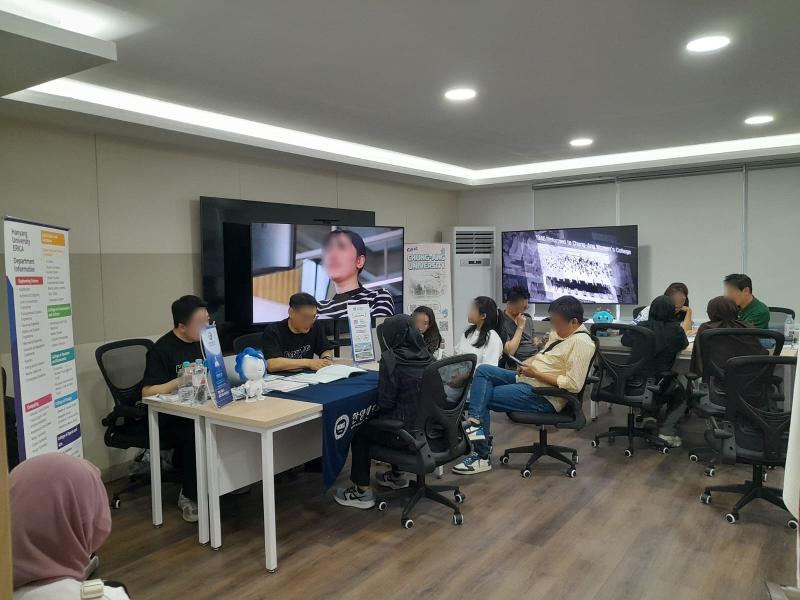Potret seorang pengunjung sedang berkonsultasi dengan perwakilan dari Hanyang University (ERICA) dalam Indonesia Korean Education Fair 2026.  