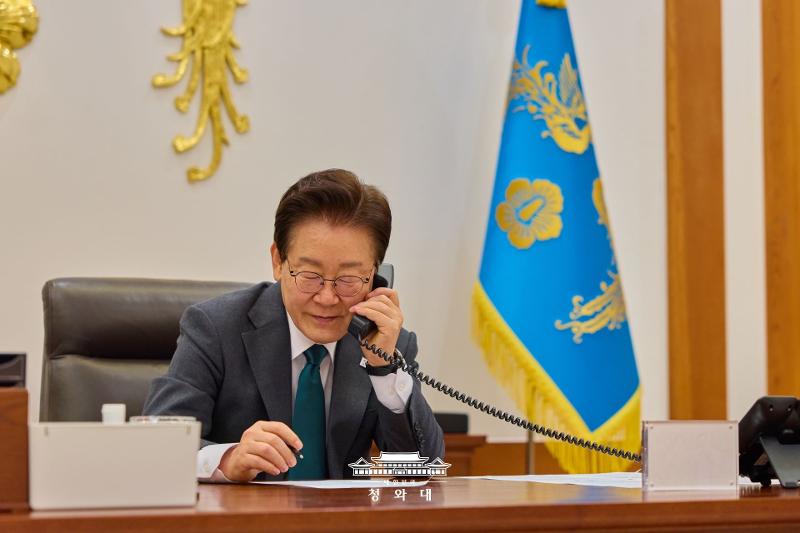 Presiden Lee Jae Myung berdialog dengan Perdana Menteri Belanda, Rob Jetten, melalui sambungan telepon pada tanggal 7 Mei 2026. (Cheong Wa Dae)  