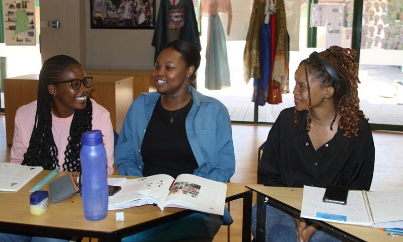 Para siswa kelas menengah bahasa Korea di King Sejong Institute Gaborone, ibu kota Botswana, terlihat sedang berdiskusi mengenai halyu pada tanggal 11 Mei 2024. (Yonhap News)