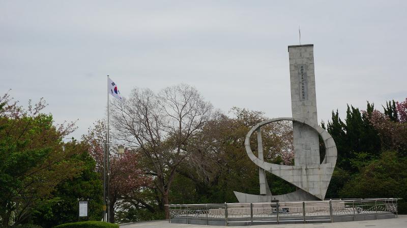 Monumen Peringatan Revolusi 19 April yang berada dekat pintu masuk utama Taman Demokrasi. 