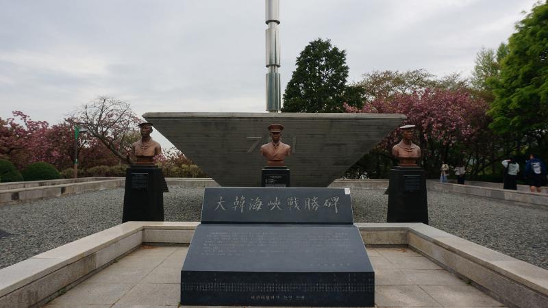 Monumen ini dikelilingi oleh pepohonan bunga ceri berkelopak ganda. Banyak pengunjung yang duduk-duduk menikmati indahnya bunga ceri berkelopak ganda di area ini. 