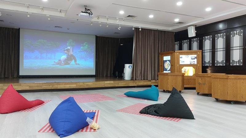 Aula Multifungsi KCCI ditata dengan kursi santai seperti berpiknik. (Maulia Resta Mardaningtias) 