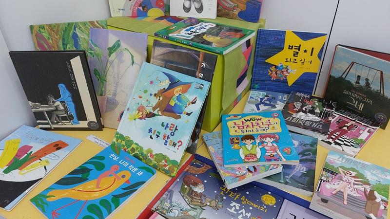 Pengunjung dapat membaca berbagai buku cerita Korea di pameran mini literatur pada sudut membaca. (Maulia Resta Mardaningtias) 