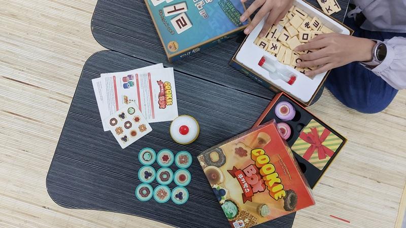 Permainan Cookie Box dan Raon yang dapat dimainkan bersama oleh para pengunjung. (Maulia Resta Mardaningtias) 