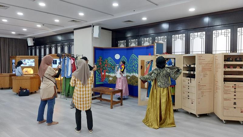 Pengunjung dapat mengabadikan momen mengenakan hanbok di zona foto yang telah tersedia. (Maulia Resta Mardaningtias) 