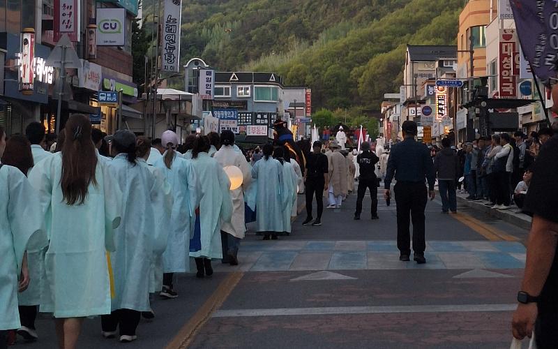 Suasana ketika parade sedang berlangsung. Para peserta memakai hanbok berkabung sambil berjalan sejauh tiga kilometer sampai ke Makam Kerajaan Jangneung. 