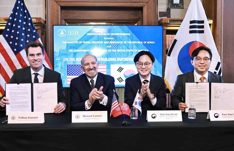 Menteri Perindustrian, Perdagangan, dan Sumber Daya, Kim Jung-Kwan, berfoto bersama Menteri Perdagangan Amerika Serikat, Howard Lutnick, dalam penandatanganan nota kesepahaman pembangunan Pusat Kemitraan Pembuatan Kapal Korea-AS pada tanggal 8 Mei 2026 (waktu setempat) di Departemen Perdagangan, Washington DC, Amerika Serikat. (Kementerian Perindustrian, Perdagangan, dan Sumber Daya)  
