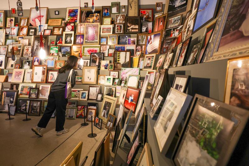 Pada tanggal 13 Mei 2026 seorang pengunjung terlihat sedang mengamati karya dalam Pameran Foto Seoul 2026 bertema Pulang ke Rumah di Photography Seoul Museum of Art, Dobong-gu, Seoul. (Lee Jeong Woo)