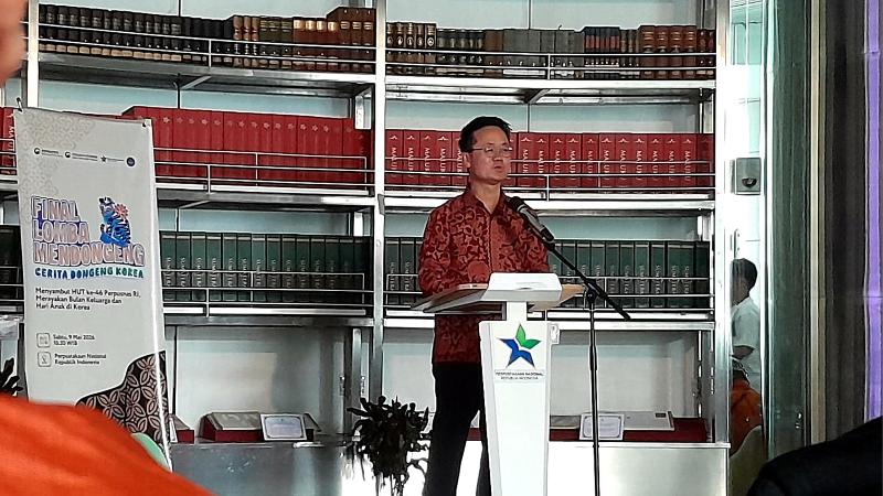 Direktur KCCI, Lee Sang Jun, sedang memberikan sambutan pada final lomba mendongeng cerita dongeng Korea tanggal 9 Mei 2026 di Perpusnas RI. 