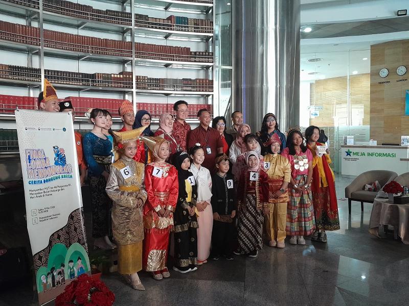 Seluruh finalis lomba mendongeng cerita dongeng Korea berfoto bersama sebelum pelaksanaan lomba. Mereka memakai pakaian tradisional Indonesia dari berbagai daerah. 