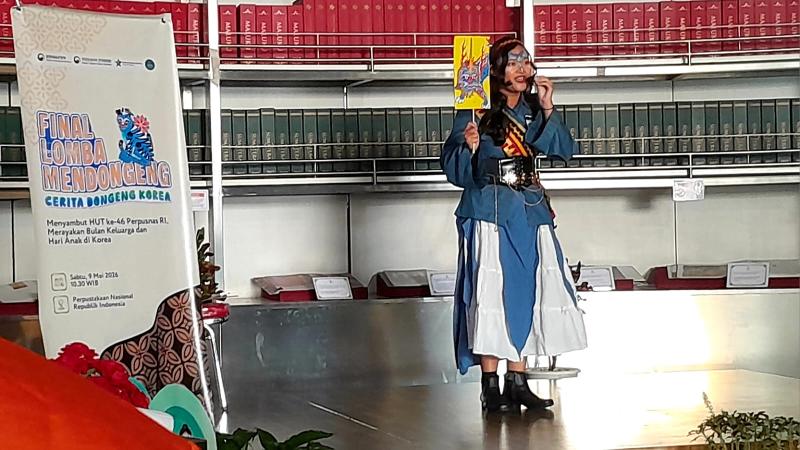 Salah seorang finalis kategori umum bernama Sintya Marwa Dewi sedang menampilkan dongeng berjudul Haechi. 