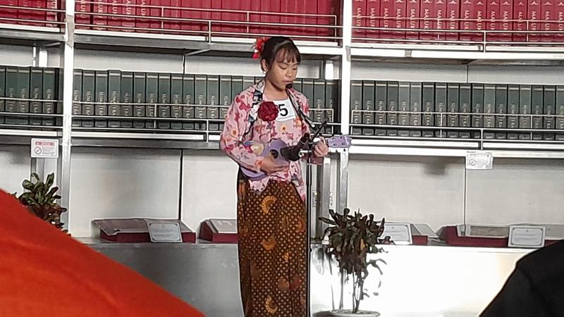 Salah seorang finalis dari kategori anak bernama Anna Bella Prayfa menampilkan lagu tradisional Korea berjudul Arirang sebelum memulai dongengnya. 